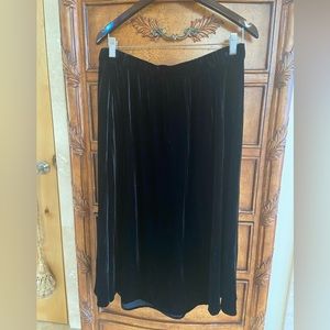 Eileen Fisher ladies black skirt. New with tags. Size M